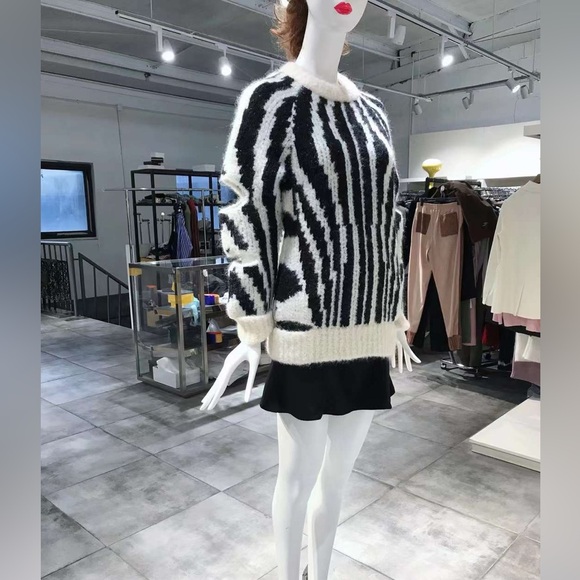 SZ XS Burberry cut-out oversized jumper NWT - Picture 6 of 16